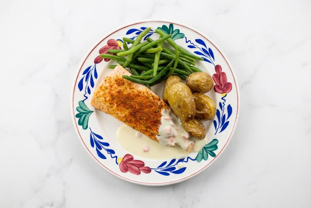 SAUMON MI CUIT SAUCE VIN BLANC, HARICOTS VERTS ET PDT GROS SEL 450G