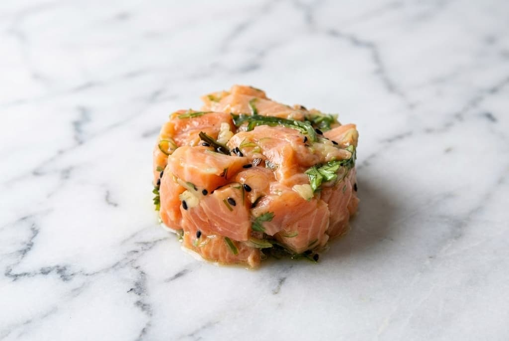 TARTARE DE SAUMON / SESAME NOIRE / WAKAME (200 g)
